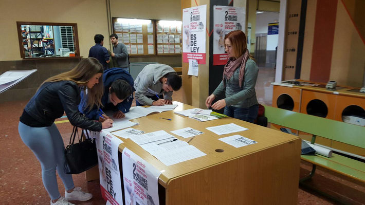 UGT continúa con  la campaña de recogida de firmas para la ILP por una Prestación de Ingresos Mínimos entre la comunidad universitaria de Granada.