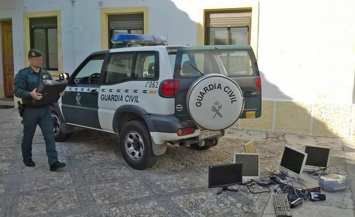 La Guardia Civil detiene a tres individuos por robar los ordenadores de un colegio de V�lez de Benaudalla