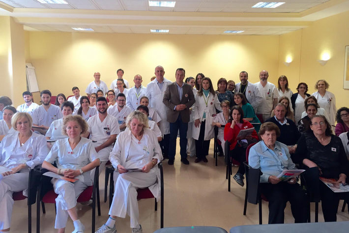 Enfermeros del Complejo Hospitalario de Granada organizan unos talleres para formar a personas cuidadoras en la prevención de las úlceras por presión