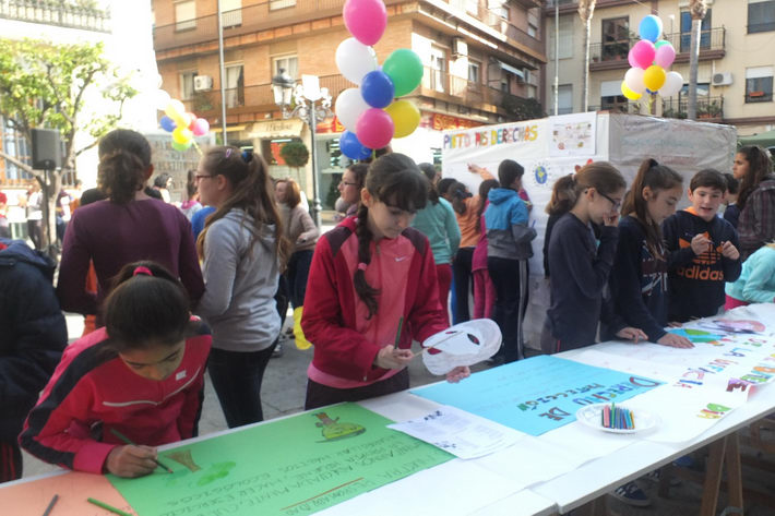 Almu��car conmemora el D�a Internacional de la Infancia con lectura de manifiesta y suelta de globos  