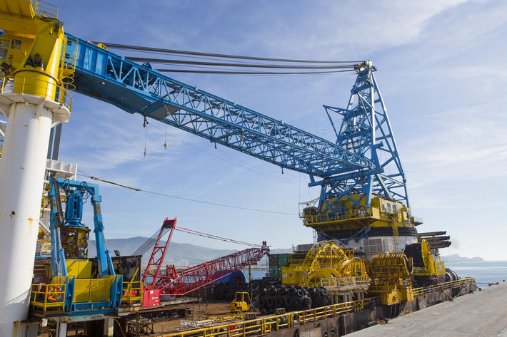 El Saipem, un barco con una gr�a con capacidad para cargar 2.400 toneladas, atraca en el Puerto de Motril