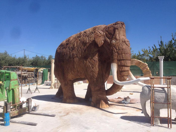 Padul recibe maana la primera rplica a escala real del mamut lanudo con una altura de 4 metros y ms de 8 toneladas de peso