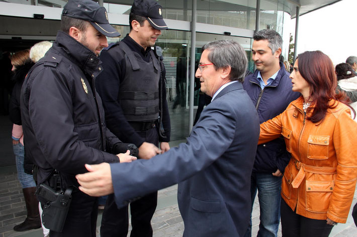 Diputaci�n guarda un minuto de silencio en memoria de los dos polic�as asesinados en Kabul