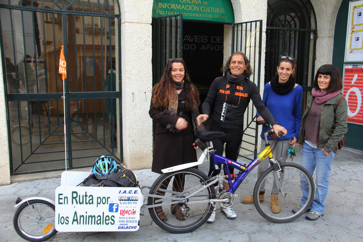 Llega a Almuñécar el protagonista  de  la campaña “En ruta por los animales” 