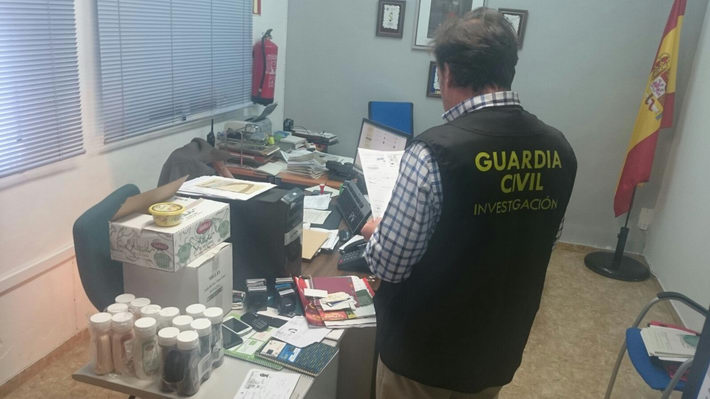 La Guardia Civil detiene a cuatro individuos por usurpar la identidad de trece personas para estafar a empresas 