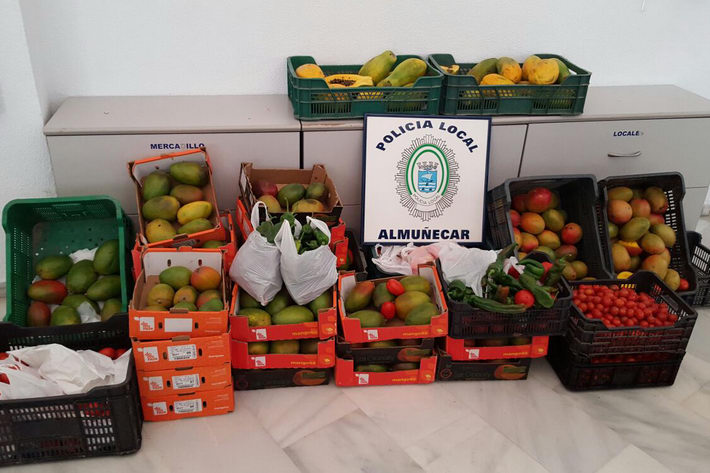La Polica Local de Almucar decomiso 185 kilos de frutas y verduras en el Rastrillo Solidario 
