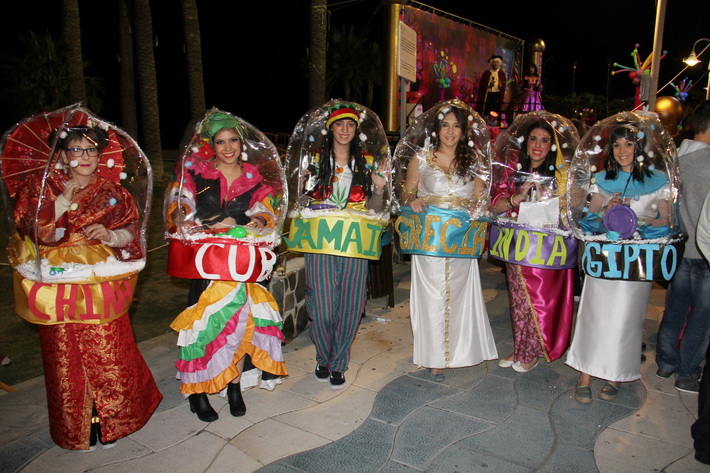 Salida Jarra software Más de 25 grupos han participado en el concurso de disfraces del carnaval  sexitano. Les mostramos