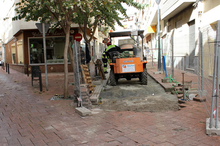 El Ayuntamiento renueva el pavimento de las calles Puntica y Cuatro Esquinas
