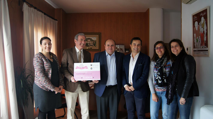 El Ayuntamiento destina una recaudación solidaria de 5.000 euros a la investigación contra el cáncer 