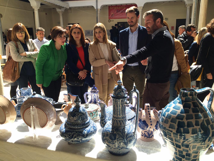 Artesanos granadinos de distintos gremios muestran sus trabajos en el Centro Albayzín 