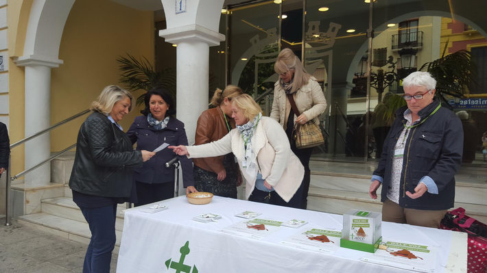 La alcaldesa de Almuñécar se suma a la campaña contra el cáncer de colón promovida por AECC.