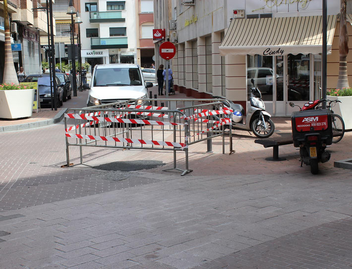 La avería de un pozo obliga a Aguas y Servicios a tapar provisionalmente un socavón con una capa de asfalto.
 