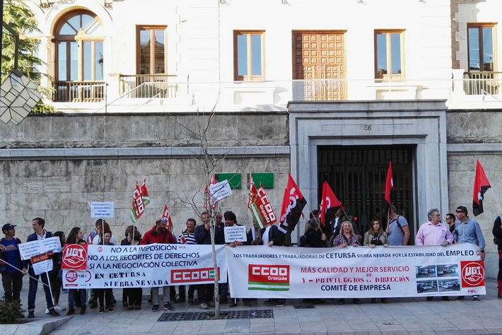 La plantilla de CETURSA REMONTES se concentra para protestar por la inquietud sobre su futuro.