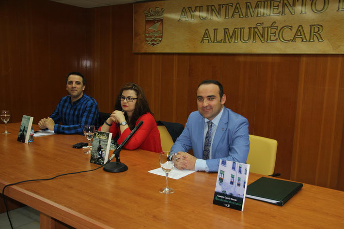 Tres poetas granadinos ofrecieron un recital y  presentaron sus obras en la Casa de la Cultura de Almu��car 
 