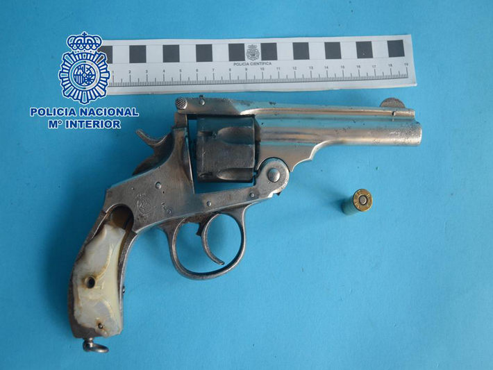 La Polica Nacional detiene a un individuo que llevaba un revolver escondido bajo la ropa 
