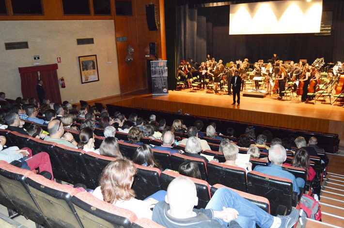 Bello y extraordinario concierto el que ofreció en Almuñécar la  Orquesta y Banda del Conservatorio 