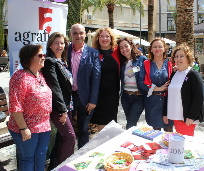 La alcaldesa muestra su apoyo a la asociación AGRAFIM en el Día Internacional de la Fibromialgia