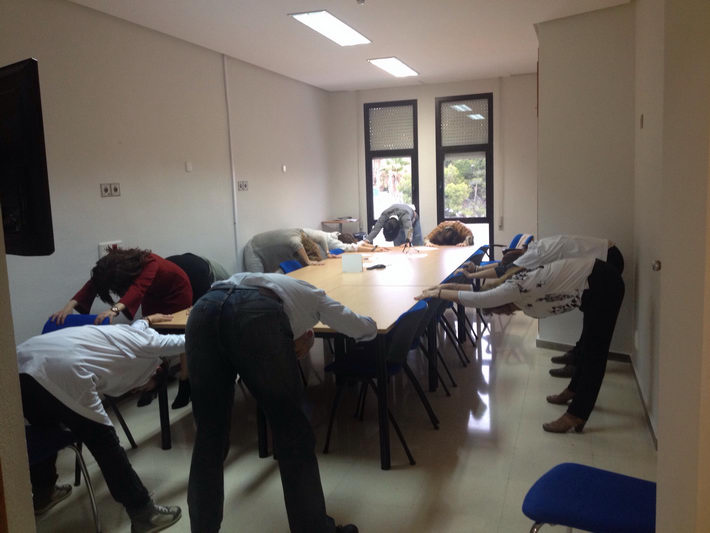 Profesionales del Área de Gestión Sanitaria Sur de Granada realizan ejercicios de movilización de columna y piernas, en el marco de la ‘SEMANA de Higiene Postural’