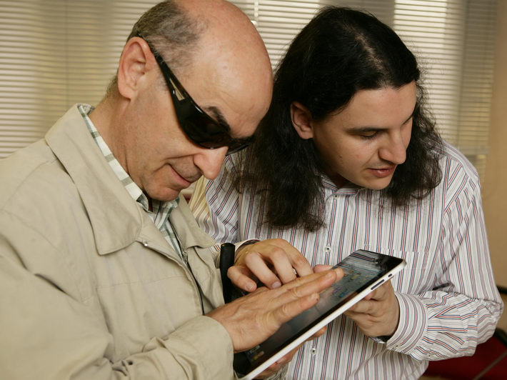 La ONCE alerta a los usuarios ciegos de los peligros y riesgos en las redes sociales