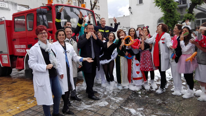 Profesionales del Complejo Hospitalario Universitario de Granada lanzan besos para celebrar el Día Nacional del Niño Hospitalizado 
