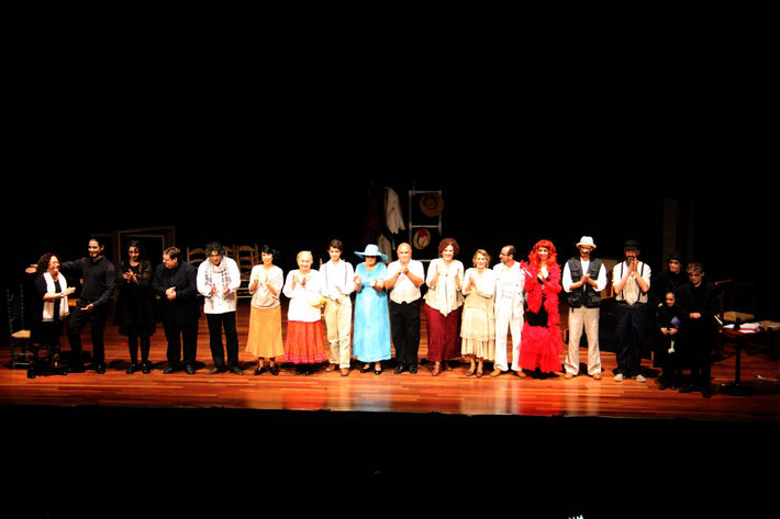 El grupo Dionisio Theatre presentó anoche  con éxito la  obra de Pirandello “Seis personajes e busca de autor”