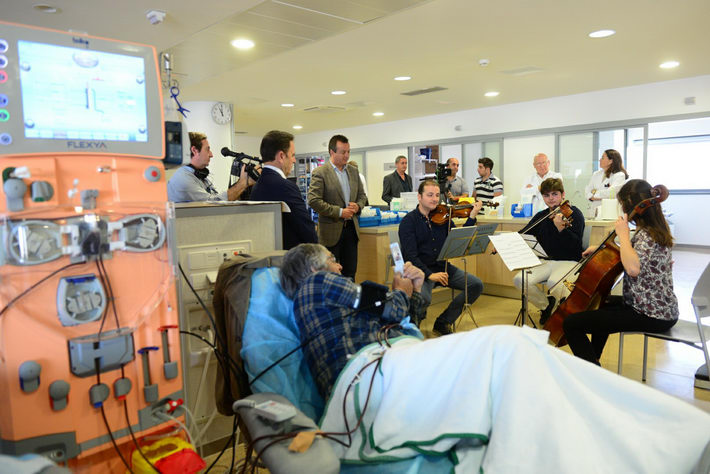 El Complejo Hospitalario de Granada y la Asociación ‘Sinfonendo’ acercan la música clásica a los pacientes en hemodiálisis