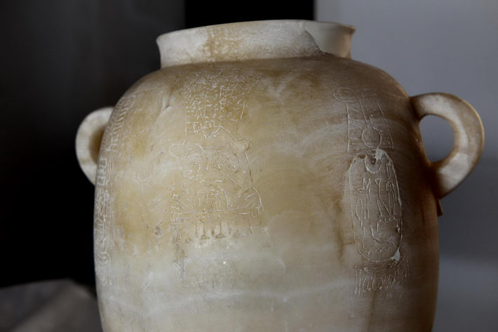 El alabastro egipcio del siglo VIII a C. vuelve al Museo Arqueológico de Granada.