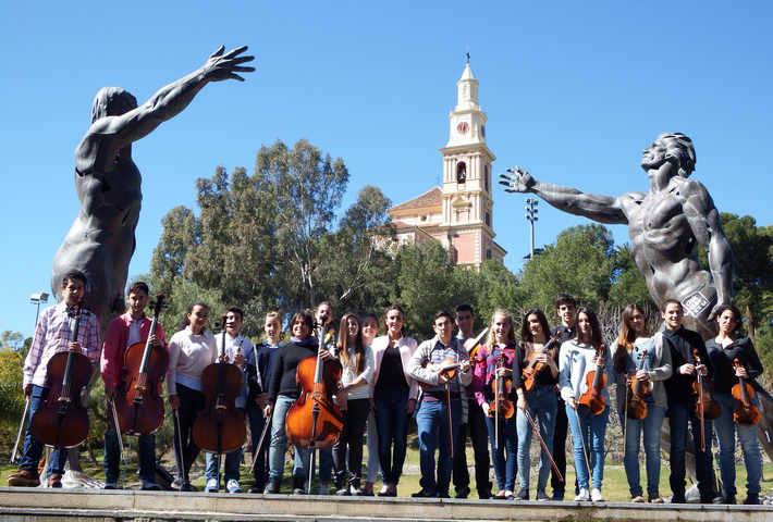 La joven Orquesta Ciudad de Motril continúa celebrando su X Aniversario ofreciendo un Concierto para Arpa y su versión de los “Chicos del Coro” de la Costa Tropical.