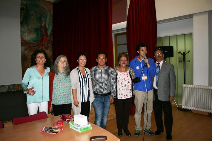 Viajeros del ‘Peace Boat’ visitan el Centro Sociocultural Gitano Andaluz