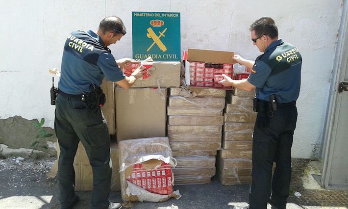 La Guardia Civil se incauta de casi diez mil cajetillas de tabaco de contrabando en la A-92