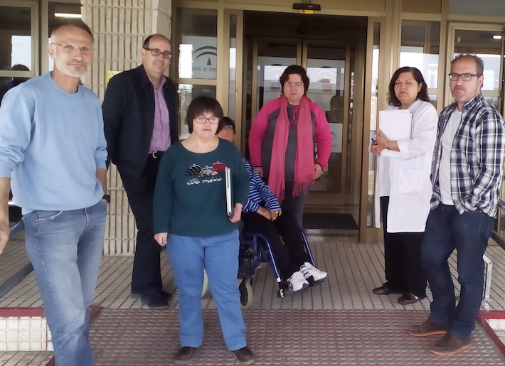 Una representacin del movimiento asociativo de pacientes con discapacidad visitan las instalaciones del Hospital de Baza