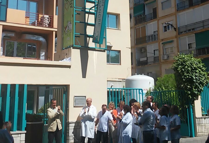 El Centro de Transfusión Sanguínea de Granada luce desde hoy una banderola en agradecimiento a todas las personas donantes en sus 30 años de funcionamiento