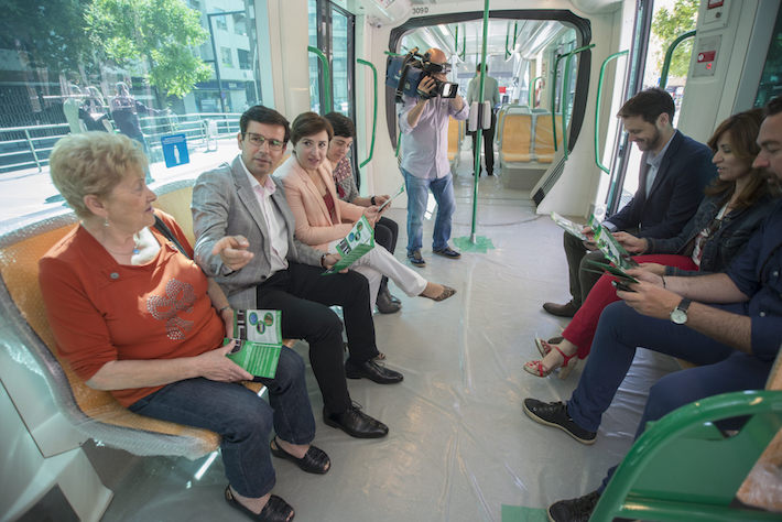 Metro de Granada traslada a La Caleta su campaña de seguridad vial ‘Tu Metro en Pruebas’ 