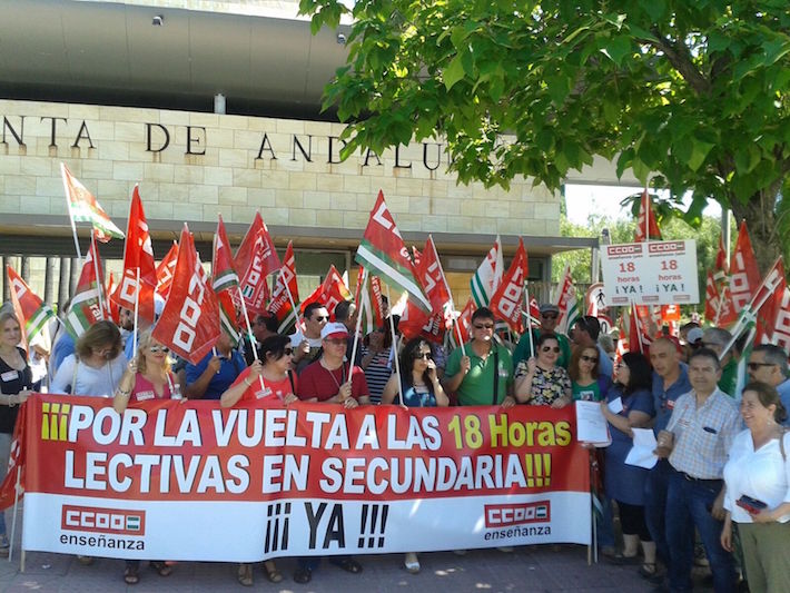 CCOO GRANADA SE MOVILIZA ANTE LA CONSEJERIA DE EDUCACION PARA RECLAMAR EL RETORNO DE LAS 18 HORAS LECTIVAS SEMANALES EN SECUNDARIA
