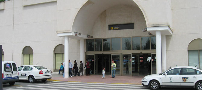 Entra en funcionamiento el nuevo servicio de autobús entre Granada y el aeropuerto, con un 30% más de expediciones 