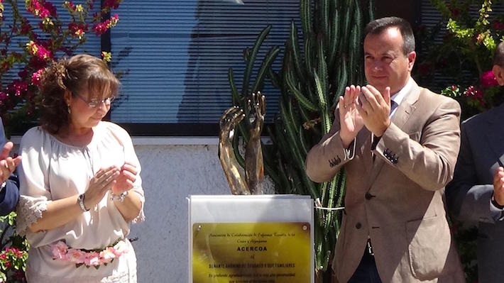 El monumento al donante y sus familias se levanta desde hoy en los jardines de acceso al Hospital Santa Ana de Motril 