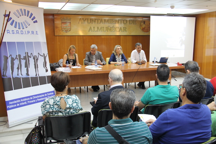 Los directores de centros de Primaria de la provincia debaten en Almuñécar sobre una mejor gestión de estos y conocen la riqueza histórica sexitana.