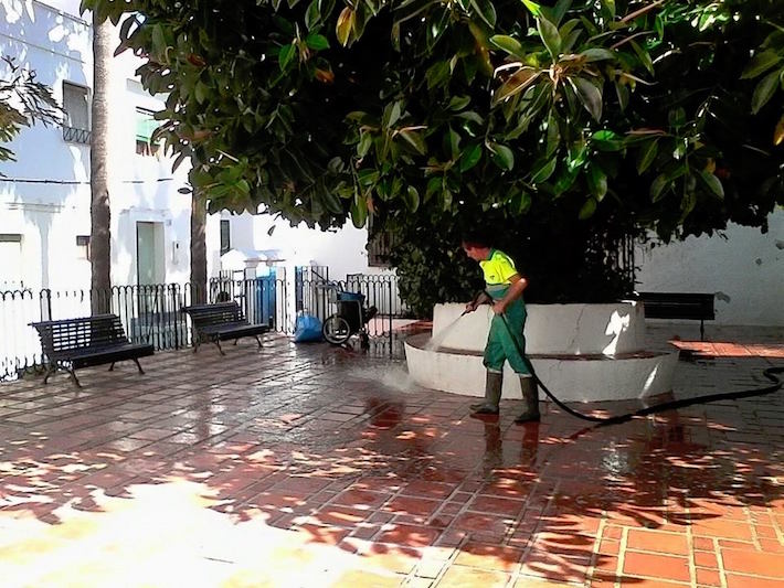 Almuñécar pone en marcha un plan de choque integral de limpieza de cara al verano.