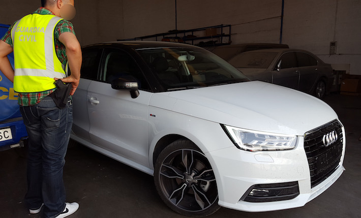 La Guardia Civil detiene a dos personas que robaron el coche que acababan de vender utilizando el segundo juego de llaves
