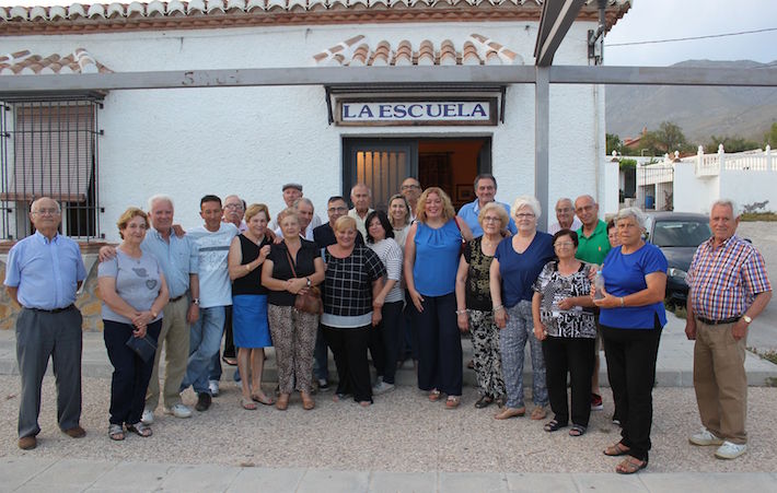 La alcaldesa, Flor Almn, y los tenientes de alcalde Antonio Escmez y Susana Feixas se renen con vecinos de Los Tablones