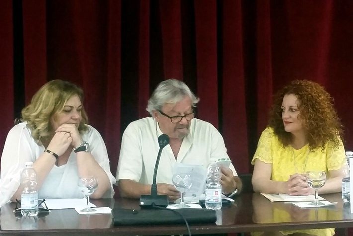 La alcaldesa de Salobrea presenta el libro de poemas 