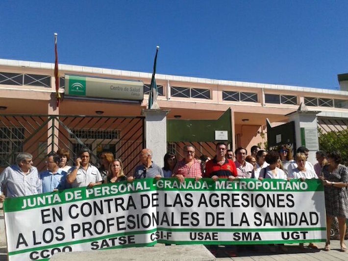 CONCENTRACION  EN EL CENTRO DE SALUD DE CARTUJA CONTRA LAS AGRESIONES AL PERSONAL SANITARIO