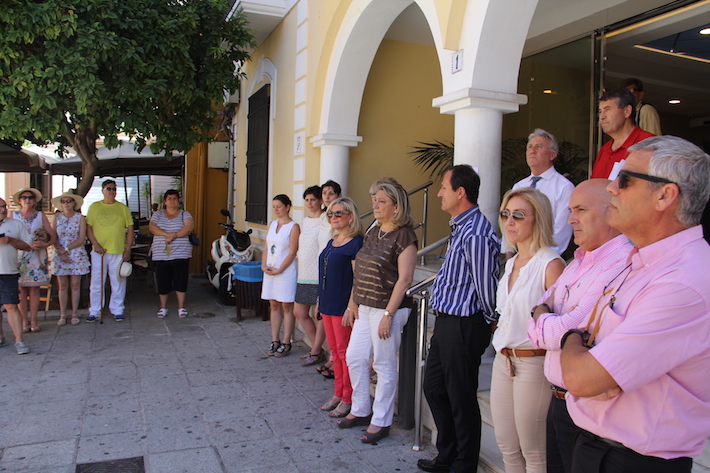 Almuñécar guarda un minuto de silencio por el crimen de Orlando
