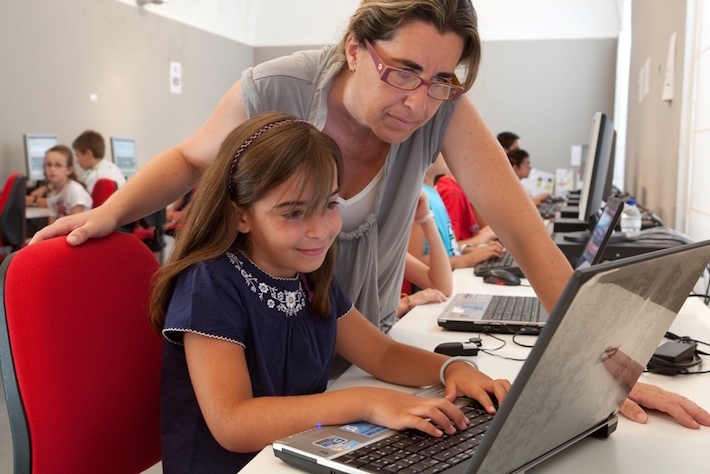 El Juez Calatayud analiza “Tecnología, adicción y educación” en Villanueva de las Torres