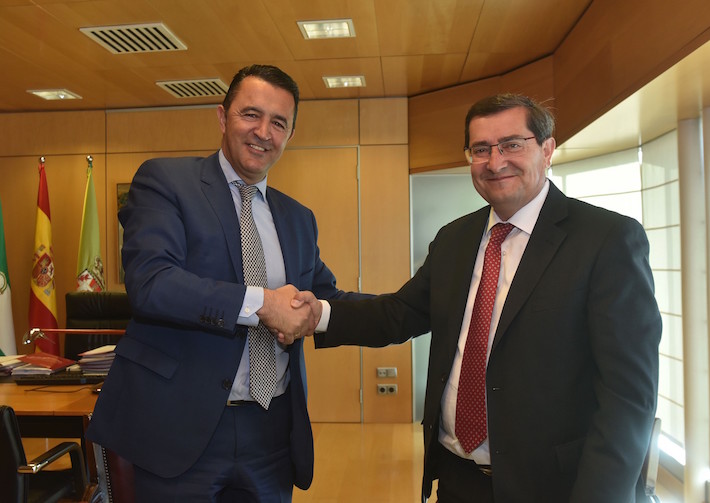 Diputación firma dos operaciones de crédito con la Caja Rural de Granada para financiar inversiones 
