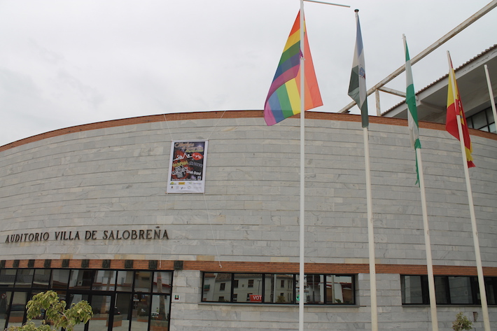 El ayuntamiento de Salobrea ya luce en su fachada la bandera del Orgullo Gay.