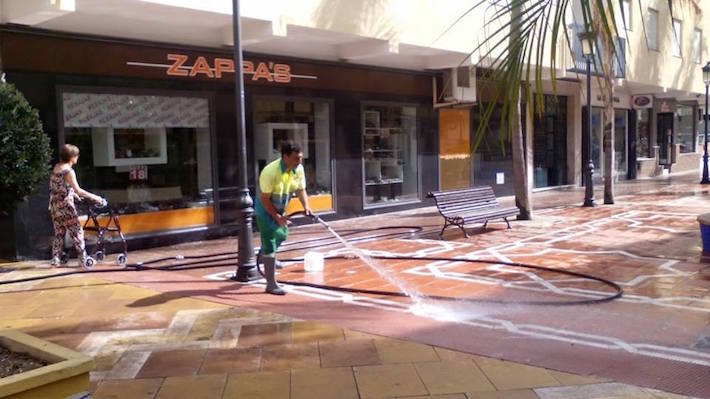 Almu��car refuerza el servicio de limpieza contratando FCC  21 operarios hasta el 15 septiembre.