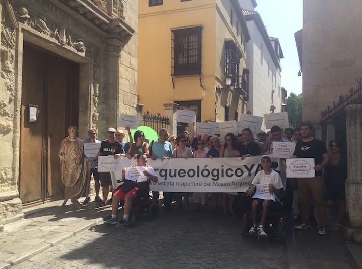 Nueva manifestacin para pedir la reapertura del Museo Arqueolgico de Granada tras 6 aos cerrado
