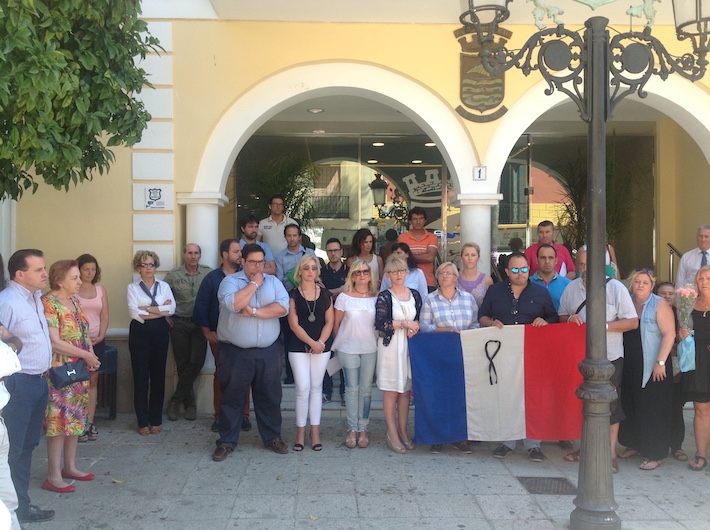 Almucar se solidariza con Francia con un minuto de silencio por el atentado de Niza.
