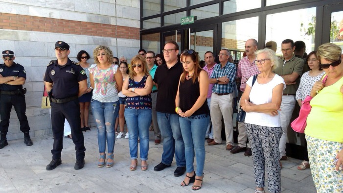 Salobrea condena con un minuto de silencio la matanza de Niza